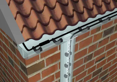Grelni kabli v žlebu in odtočni cevi z dežno verigo