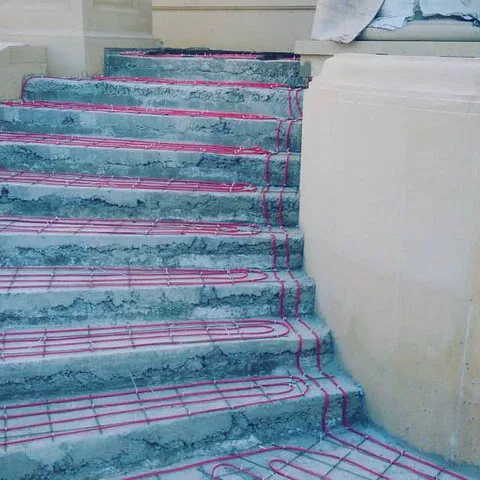 Grelni kabli vgrajeni v betonske stopnice